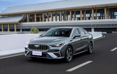 Geely Emgrand i-HEV ra mắt: Sedan hybrid từng lập kỷ lục thế giới về khả năng tiết kiệm xăng