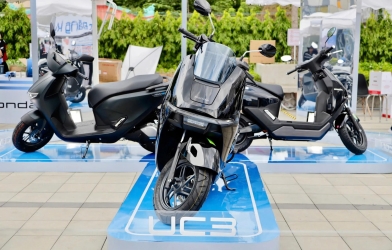 Honda UC3 giá ngang xe ga cao cấp: Ai sẽ mua mẫu xe máy điện này?