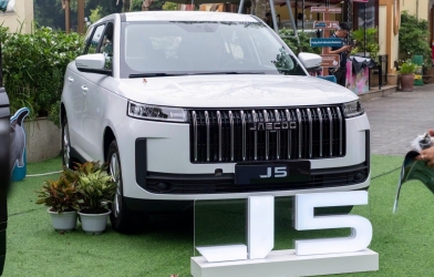 Chiêm ngưỡng Jaecoo J5 bản tiêu chuẩn: Dùng máy xăng 1.5 tăng áp, nhiều tiện nghi và trang bị an toàn