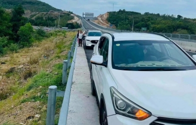 Hàng loạt ô tô thủng lốp trên cao tốc, cơ quan chức năng vào cuộc xác minh