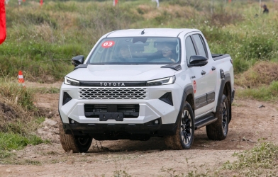 Toyota Hilux giảm tới 40 triệu đồng tại đại lý, tăng sức cạnh tranh với Ford Ranger