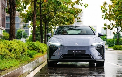 Ảnh thực tế Lexus ES 500e - Sedan thuần điện đầu tiên của thương hiệu hạng sang Nhật Bản tại Việt Nam