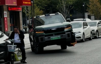 Tưởng bị khóa bánh là hết đường đi, SUV Trung Quốc khiến nhiều người bất ngờ