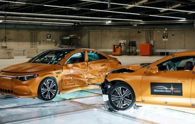 Mercedes-Benz cho hai chiếc CLA đâm vào nhau để chứng minh độ an toàn của xe điện