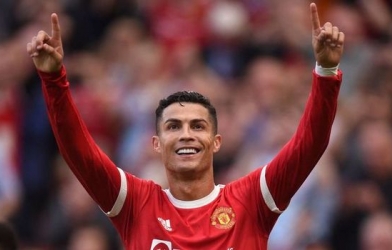 Ronaldo thể hiện đẳng cấp, vượt mặt Messi trong đội hình xuất sắc nhất 2021