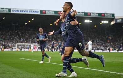 Hủy diệt Leeds United, Man City đòi lại top 1 từ tay Liverpool