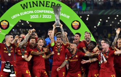 Thắng nghẹt thở Feyenoord, Mourinho đưa AS Roma lên đỉnh châu Âu