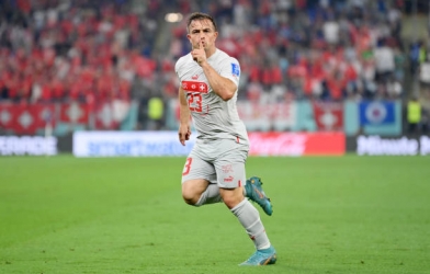 Trực tiếp Serbia 0-1 Thụy Sĩ: 'Messi của dãy Alps' lập công