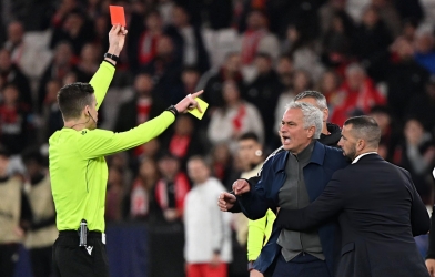 Jose Mourinho nhận thẻ đỏ trong trận 'Siêu kinh điển'