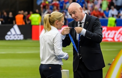 NÓNG: FIFA yêu cầu mỗi đội phải có một HLV nữ