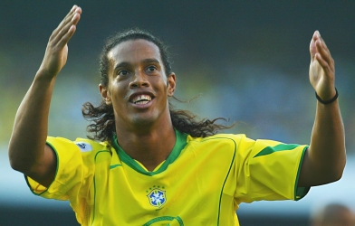 Ronaldinho tái xuất thi đấu tại Anh
