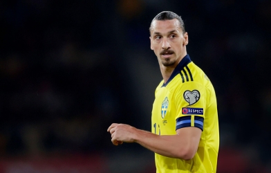 Zlatan Ibrahimovic dọa đá gãy chân đồng đội