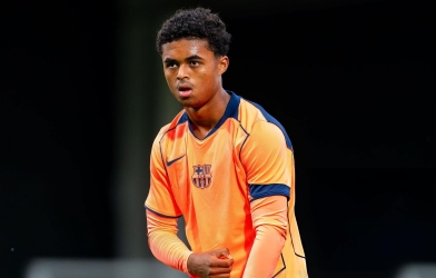 Barcelona ký hợp đồng với Kluivert