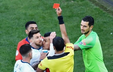 Messi nhận thẻ đỏ sau 44 giây