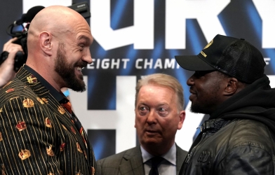 Chưa chiến trên thượng đài, Tyson Fury và Dillian Whyte suýt 'ẩu đả' nhau trong họp báo