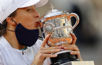 Iga Swiatek san bằng kỉ lục của huyền thoại quần vợt Mỹ sau khi vô địch Roland Garros