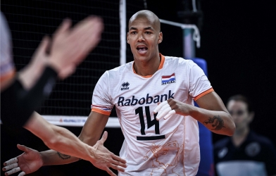 'Cơn lốc màu da cam' Nimir Aziz và định mệnh thành đối chuyền hàng đầu thế giới