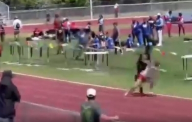 VIDEO: VĐV đang dẫn đầu đường chạy bất ngờ bị đối thủ đánh lén