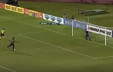 VIDEO: Học Jorginho và Pogba, cầu thủ tự biến mình thành trò hề khi sút penalty