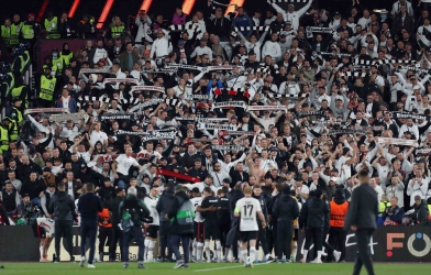 West Ham thất bại thiếu may mắn trước Frankfurt