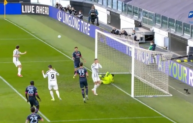 Ronaldo bỏ lỡ vô cùng khó tin, bực tức trút giận vào cột dọc