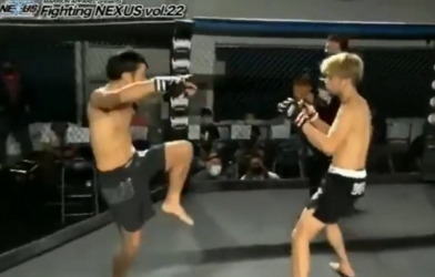 Võ sĩ Nhật Bản 'làm trò mèo' bị đối thủ lên gối liên hoàn đến bất tỉnh