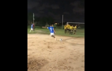 VIDEO: Cầu thủ gây 'cực lú' với cú đá phạt vươn tầm vũ trụ