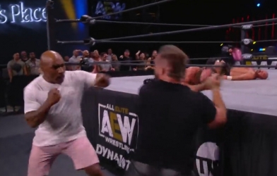 Mike Tyson gây náo loạn WWE, đấm đối phương nằm bất tỉnh