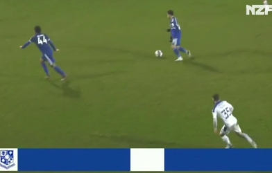 VIDEO: Sao Thái Lan sút như Ronaldo, lập siêu phẩm trong màu áo Leicester