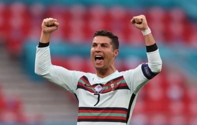 Ronaldo thiết lập kỷ lục vĩ đại nhất mọi thời đại tại EURO
