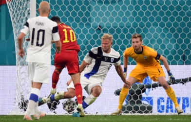 Thủ thành Phần Lan cản phá khó tin cú dứt điểm của Hazard