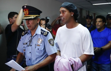 Ronaldinho gặp rắc rối lớn, đối diện nguy cơ vào tù lần hai
