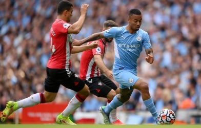 Man City vượt lên trước Man United sau trận đấu với Southampton