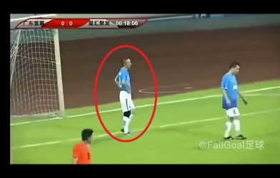 Cầu thủ Trung Quốc 'tấu hề' với pha phản lưới 'thảm họa nhất hành tinh'