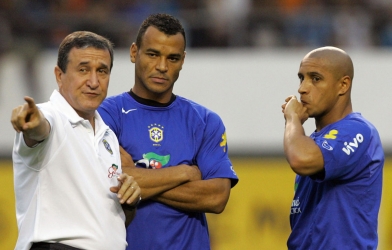 Huyền thoại MU chỉ ra truyền nhân của Roberto Carlos và Cafu tại NHA