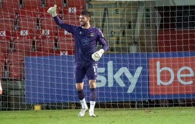 Thủ môn giải Anh lập kỷ lục Guinness với siêu phẩm từ khoảng cách 'không tưởng' 