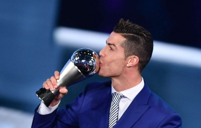 Ronaldo đánh bại Messi và Pele, được vinh danh vĩ đại nhất lịch sử