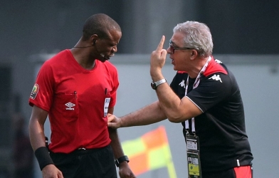 Thế giới dậy sóng với trọng tài châu Phi, nghi vấn dàn xếp như AFF Cup