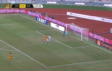 Thủ môn châu Phi 'bắt như bán độ', né bóng để đối thủ ghi bàn