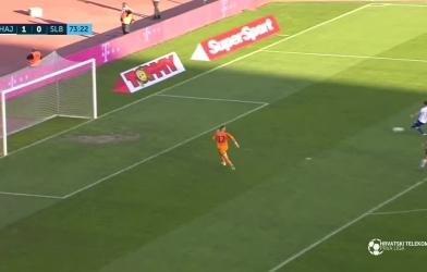 VIDEO: Bàn thắng dị nhất lịch sử, khiến cả đội bị đánh lừa