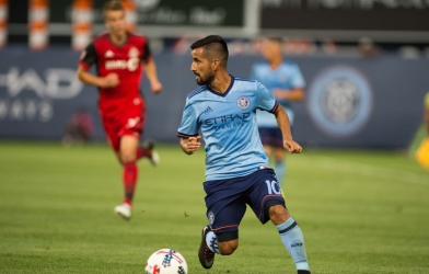 Cầu thủ 'tí hon' tạo nên tình huống không tưởng trong bóng đá