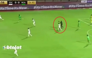 VIDEO: Cầu thủ bị trọng tài 'đấm' nằm sân vì mải đòi phạt đền