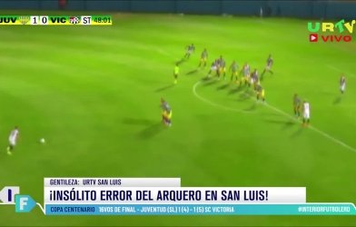 VIDEO: Bàn thắng 'dị nhất thế kỷ' khiến tất cả không tin vào mắt mình