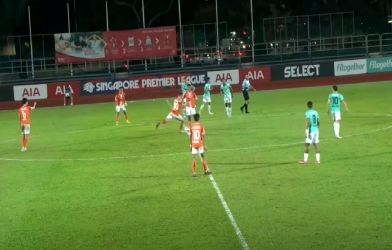 VIDEO: Siêu phẩm gây sốt Đông Nam Á được ghi từ chấm giao bóng giữa sân