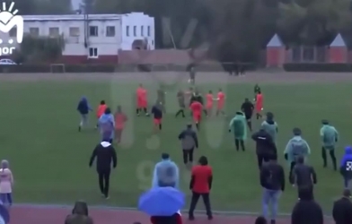 VIDEO: Hỗn loạn bóng đá Nga, cầu thủ đánh hội đồng trọng tài ngay trên sân