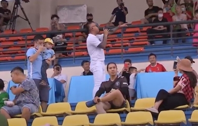 VIDEO: Tuấn Hưng làm nóng trận đấu giải HNQG, 'chỉnh đốn' khán giả không chú tâm