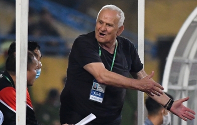 HLV Petrovic phản pháo chỉ trích của ông Polking