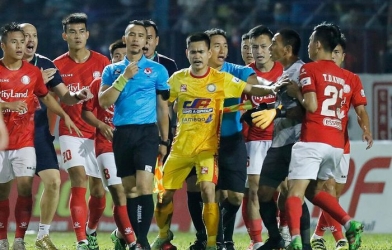 VFF phạt nặng cầu thủ TP HCM gây thương tích cho trọng tài