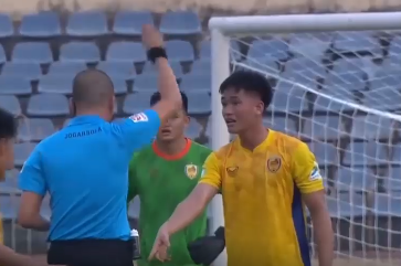 VIDEO: Trọng tài rút thẻ đỏ đuổi cựu tuyển thủ U22 Việt Nam khỏi sân