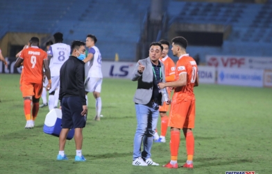 HLV Bình Định chỉ bảo chiến thuật cho cựu cầu thủ Barca